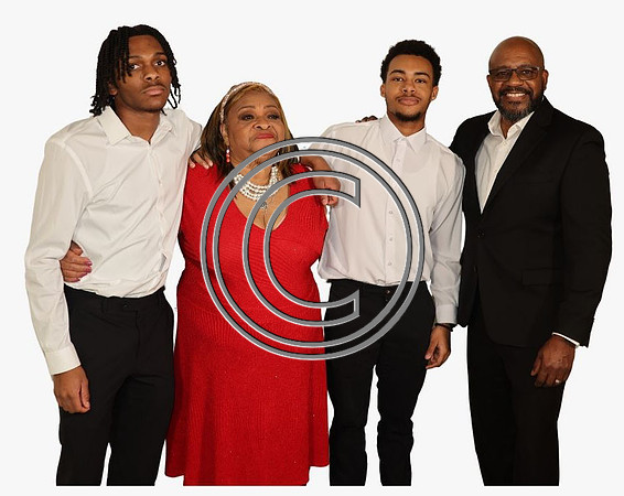 8 FAMILY PHOTO 2024 KTIPLAURA