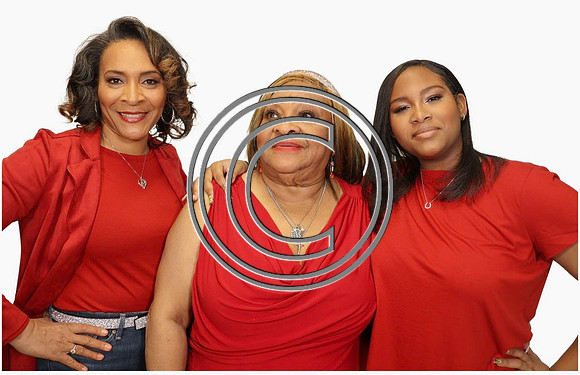 44 FAMILY PHOTO 2024 KTIPLAURA