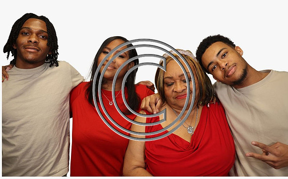 33 FAMILY PHOTO 2024 KTIPLAURA