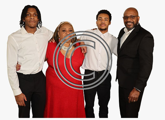 9 FAMILY PHOTO 2024 KTIPLAURA