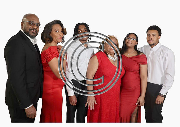 17 b FAMILY PHOTO 2024 KTIPLAURA