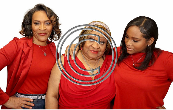 43 FAMILY PHOTO 2024 KTIPLAURA