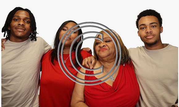 35 FAMILY PHOTO 2024 KTIPLAURA