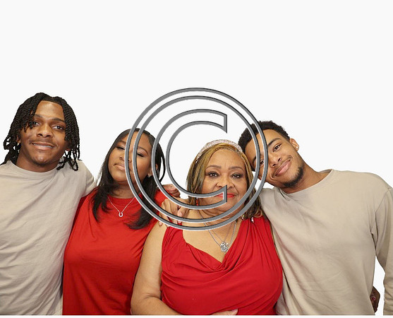 37 FAMILY PHOTO 2024 KTIPLAURA