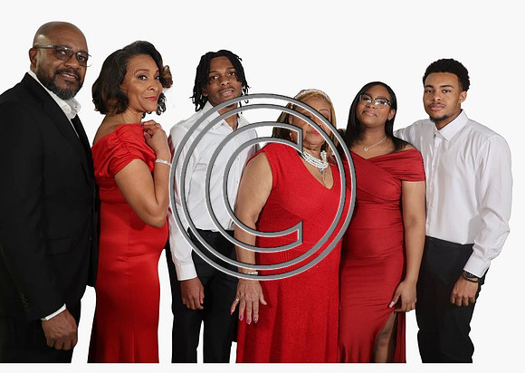 17 FAMILY PHOTO 2024 KTIPLAURA